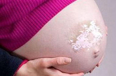 武汉白斑医院：孕妇患白斑危害有哪些